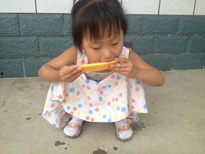 和小孩抢瓜吃,亲子互动抢瓜乐