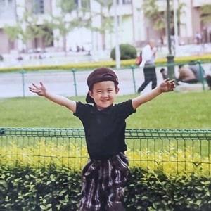 夫妻吃瓜步伐视频,默契十足，甜蜜瞬间引网友热议